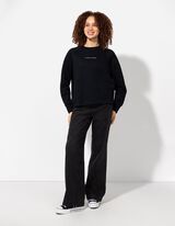 Pulover - Tisk na hrbtni strani - crna