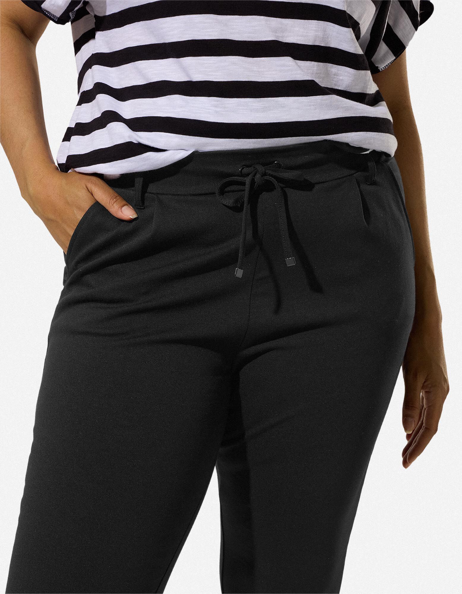 Kapri hlače - Kroj Skinny Fit - črna