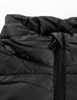 Pre&scaron;&iacute;van&aacute; vesta - Stojačik - cierna