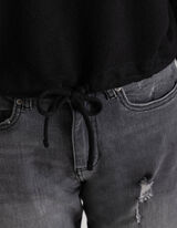 &Aacute;ll&iacute;that&oacute; der&eacute;k - fekete