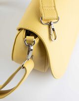 Geantă de umăr - Clapetă cu buton - Galben deschis