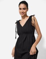 A-vonalú ruha - V-kivágás - fekete