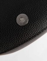 Geantă de umăr - Clapetă cu buton - Negru