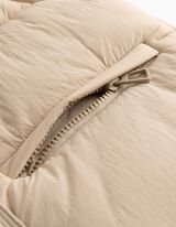 Pro&scaron;&iacute;van&aacute; vesta - zkr&aacute;cen&yacute; - svetle &scaron;ed&aacute;