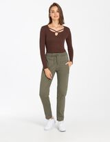 Mar&scaron;kinėliai ilgomis rankovėmis - Rakto skylutės i&scaron;kirptė - tamsiai rudas