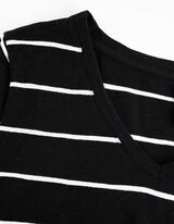 T-s&auml;rk - V-kaelusega - must