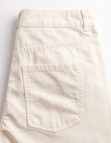 Rovn&yacute; střih Straight Fit - b&iacute;l&aacute;