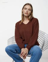 Pleteni pulover - V-izrez - braon