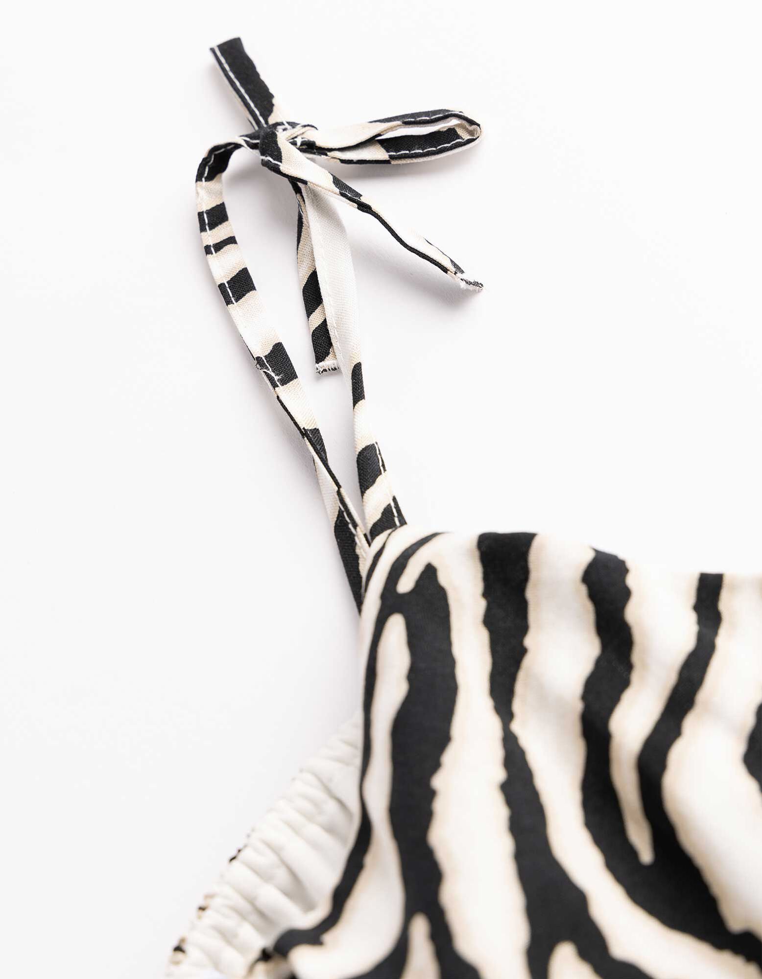 Maksi haljina - &Scaron;areni print - bela