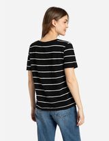 T-s&auml;rk - V-kaelusega - must