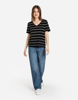 T-s&auml;rk - V-kaelusega - must