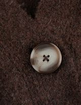 Hossz&iacute;tott kardig&aacute;n - V-kiv&aacute;g&aacute;s - s&ouml;t&eacute;tbarna