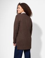 Hossz&iacute;tott kardig&aacute;n - V-kiv&aacute;g&aacute;s - s&ouml;t&eacute;tbarna