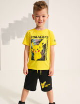 T-s&auml;rgist ja l&uuml;hikestest p&uuml;kstest koosnev komplekt - Pikachu - kollane