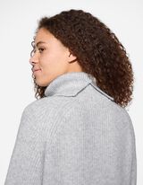 sukienka dzianinowa - metaliczne detale - jasny szary