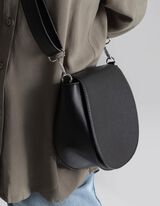 Geantă de umăr - Clapetă cu buton - Negru