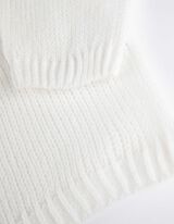 Pleteni pulover - V-izrez - bela