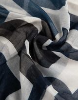 chusta - wzór na całej powierzchni - ciemny niebieski