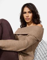 Megztinis - „Carmen“ stiliaus iškirptė - sviesiai rudas