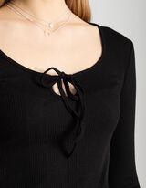 Hossz&uacute; ujj&uacute; felső - Kulcslyukkiv&aacute;g&aacute;s - fekete