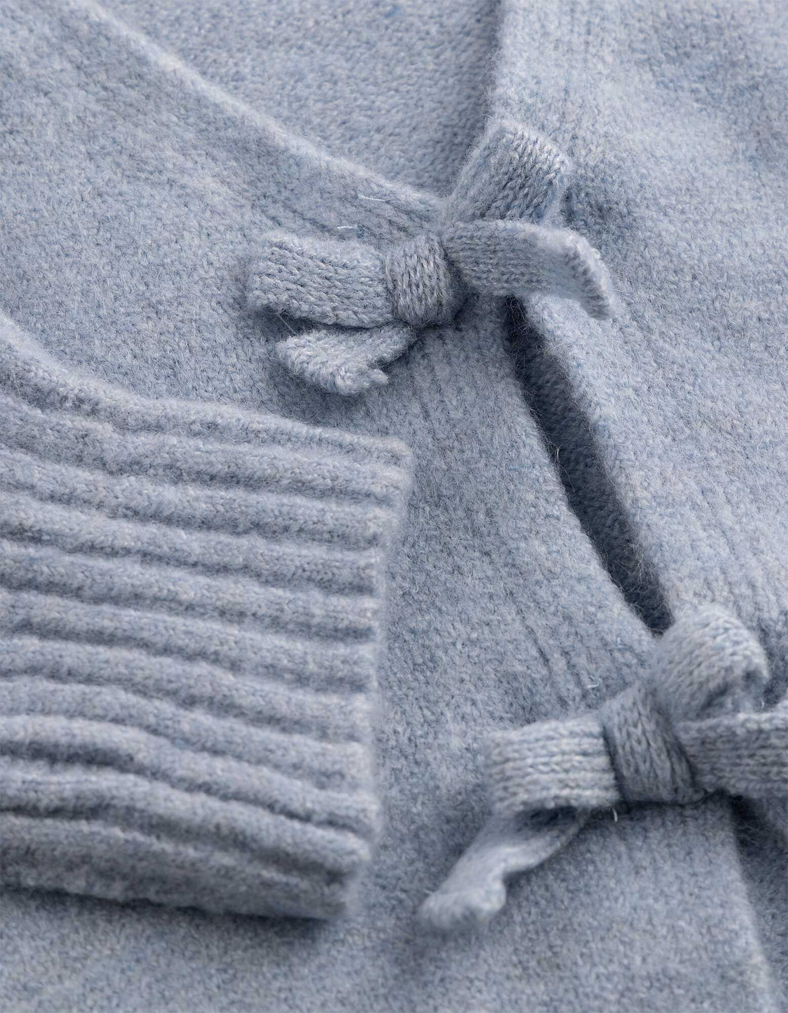 Strickpullover - Schleifenapplikation - Hellblau