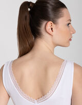 Top - S čipko - belo