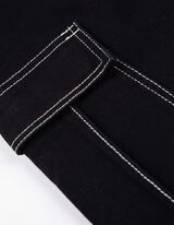 Cargo hlače - Kontrastni &scaron;ivi - crna