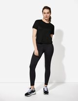 T-s&auml;rk - &uuml;hev&auml;rviline - must