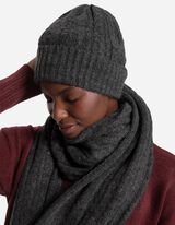 Pletená čiapka - káblový úplet - tmavoseda