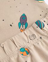 Dvodelna pižama sestavljena iz majice in kratkih hlač - Vzorec po celotnem oblačilu - bez