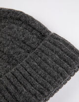 Pletená čiapka - káblový úplet - tmavoseda