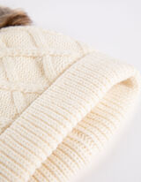 Bobble kepurė - kabelio mezginys - baltas