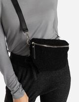 Torbica oko struka - Pli&scaron;ano krzno - crno