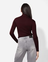 Hossz&uacute; ujj&uacute; felső - Mod&aacute;l tartalom - s&ouml;t&eacute;tbarna