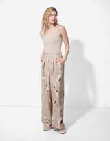 Bő nadr&aacute;g - Elsz&oacute;rt nyomott minta - b&eacute;zs