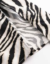 Maksi haljina - &Scaron;areni print - bela