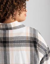 Ko&scaron;ulja - Džep na grudima - bela