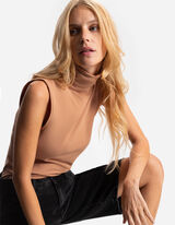 Ujjatlan felső - Garb&oacute;nyak&uacute; - b&eacute;zs