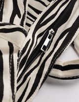 Zebř&iacute; vzor - cern&aacute;