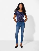 Tričko - Vzor po cel&eacute; plo&scaron;e - tmave modra