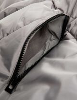 Pre&scaron;iti pla&scaron;č - ne prepu&scaron;ča veter - siva