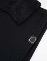 Pulover - Tisk na hrbtni strani - crna