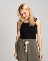 Topp - S&uuml;damekujulise kaelusega - must