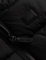 Vesta - Kapuce - cern&aacute;