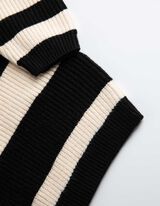 Pulover iz volne - Viskozna me&scaron;anica - crna