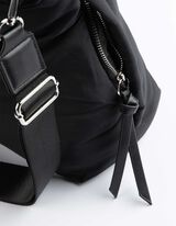 V&aacute;llt&aacute;ska - Cipz&aacute;ros &eacute;rmetart&oacute; rekesz - fekete