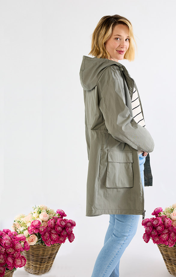 Frau mit grünen parka und blauer jeanshose