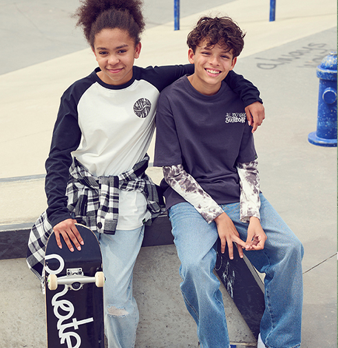 skaid-aid Jungs mit Skateboard