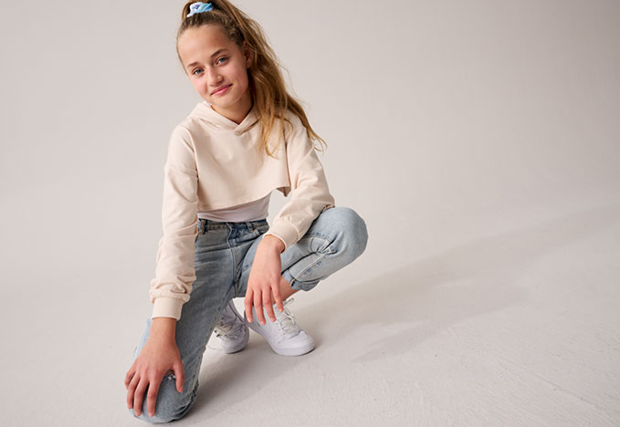 M&auml;dchen mit bunter Strickjacke