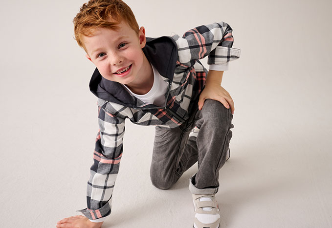 Junge mit beiges Sweatshirt